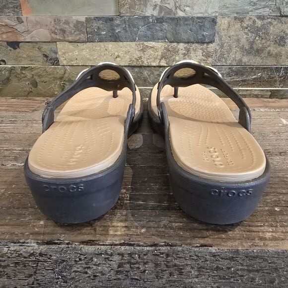 Crocs Sanrah Sandals Womens 7 Brown Hammered Medallion Circle Thong Flip Flop - Picture 5 of 6